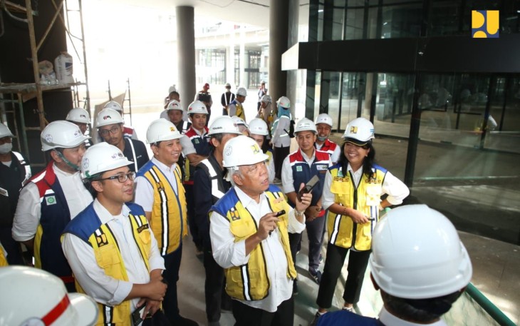 Menteri PUPR Basuki Hadimuljono didampingi Direktur Jenderal Cipta Karya Diana Kusumastuti dan Wakil Rektor UGM Arief Setiawan Budi Nugroho saat meninjau progres pelaksanaan pembangunan, Rabu (31/01/2024).