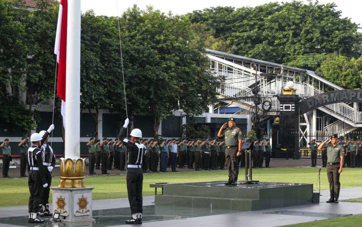 Kaskostrad saat Pimpin Upacara 17-an Bulan Januari di Makostrad