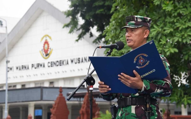 Paban IV Permildas Ditdok Kodiklatal Kolonel Marinir Ahmad Sochfan selaku Inspektur Upacara (Irup), memimpin upacara bendera 17-an