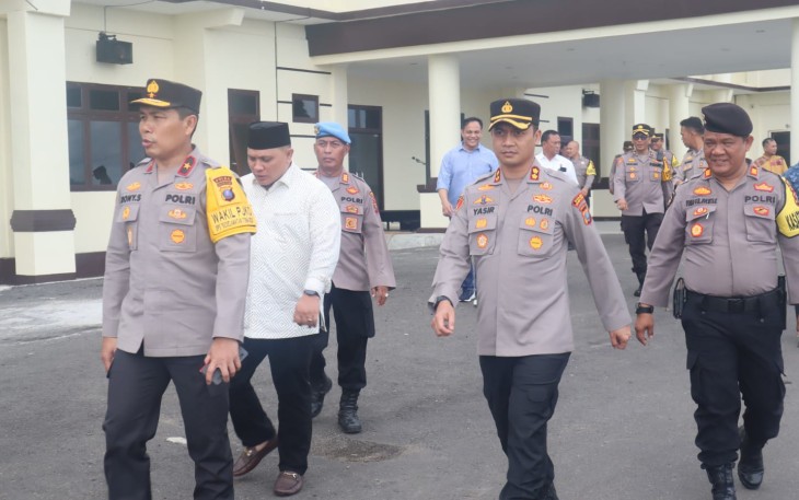 Kapolres Tapsel, AKBP Yasir Ahmadi, dan Ketua DPRD Tapsel, Abdul Basith Dalimunthe, saat mendampingi Waka Polda Sumut, Brigjen Pol Rony Samtana, mengecek dan meninjau Mako Polres Tapsel di Sipirok