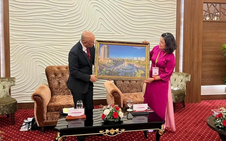 MenKopUKM Teten Masduki saat melakukan audiensi dengan Province Chairman of PPC, Ms. Hyim Kdoh, Dal Lak Province, mengatakan Indonesia dan Vietnam memiliki peranan penting di dalam sektor agrikultur dan akuakultur di ASEAN. 