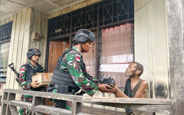  Satgas Yonif 310/KK saat Bagikan Sembako ke Warga Batom