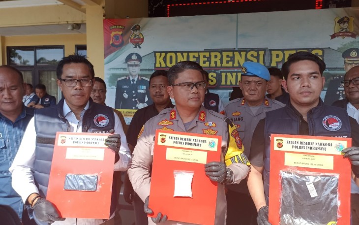Kapolres Indramayu AKBP M Fahri Siregar didampingi Kasat Narkoba AKP Tatang Sunarya saat menggelar jumpa pers Rabu (19/06/2024).