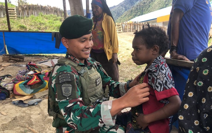 Satgas Pamtas Mobile Yonif 323/BP Kostrad Pimpinan Lettu Inf Yudho membagikan pakaian layak pakai kepada warga Binaan Pos, Kampung Mayuberi, Kabupaten Puncak, Jum'at (15/03/2024)