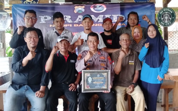 Kapolsek Mojoroto Terima Penghargaan Golden Award IWO Indonesia