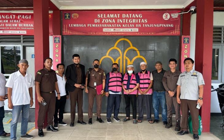 Tiga Mantan Pejabat Tinggi Natuna (kenakan baju tahanan)