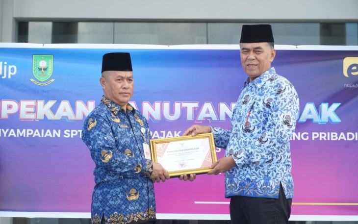 Bupati Natuna, Wan Siswandi ketika menjadi inspektur upacara dalam rangka memperingati apel 17 hari bulan. 