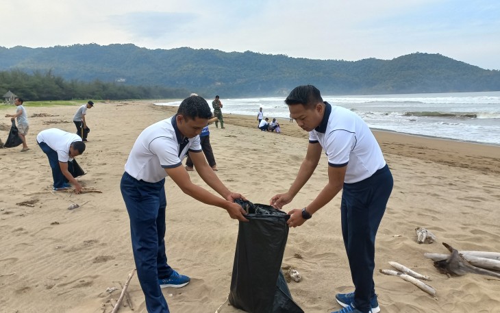 Pangkalan TNI AL (Lanal) Pacitan bersama masyarakat maritim melaksanakan bersih-bersih Pantai yang dilaksanakan di Pantai  Door Kabupaten Pacitan, Jumat (23/02/2024)