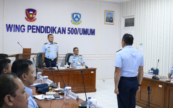 Komandan Komando Pembinaan Doktrin, Pendidikan dan Latihan Angkatan Udara (Dankodiklatau) Marsekal Madya (Marsdya) TNI Dr. Arif Mustofa, M.M beserta Ketua PIA Ardhya Garini Gabungan Kodiklatau Ny. Shirley Arif Mustofa dan rombongan mengunjungi Wing Pendidikan 500/Umum, Skadik 501 dan Skadik 503 dirdhya Bogor dalam rangka kunjungan kerja (kuker) Dankodiklatau tahun 2024, Rabu (3/1)