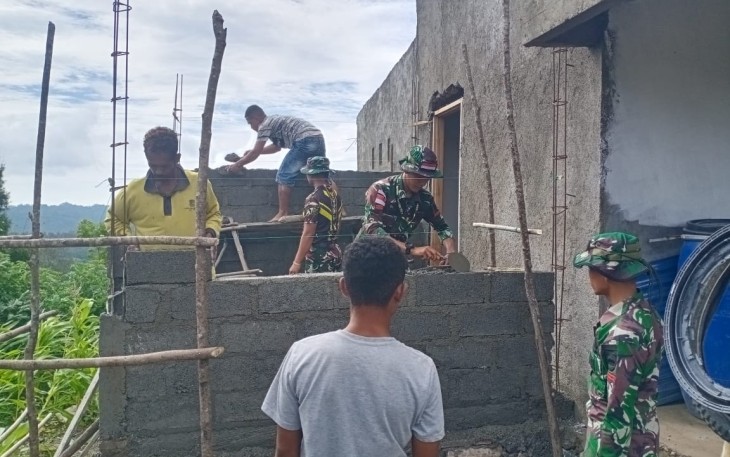 Satgas Yonkav 6/Naga Karimata saat Perbantukan Tenaga Tambah Fasilitas di Rumah Warga