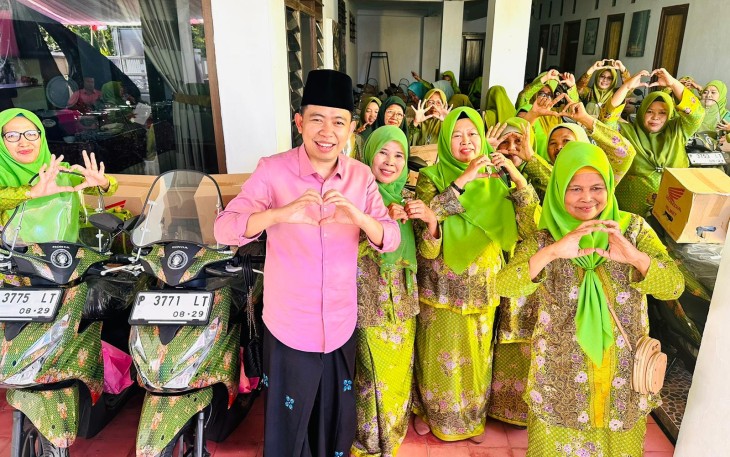 Gus Fawait saat menyerahkan 74 unit sepeda motor kepada pengurus Muslimat NU Cabang Kencong sebagai bentuk apresiasi atas peran besar mereka di masyarakat.