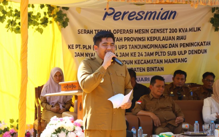 Bupati Bintan, Roby Kurniawan, pada acara penyerahan Mesin Genset 200 KVA kepada PT. PLN (Persero) UP3 Tanjungpinang melalui PLD Sub ULP Dendun.