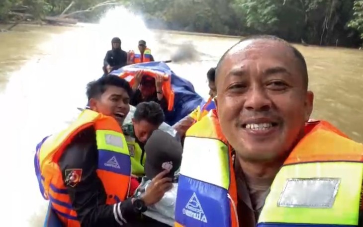 Menjelang digelarnya pemilihan umum serentak 2024, Polsek Sumber Barito jajaran Polres Murung Raya Polda Kalimantan Tengah mengawal secara langsung pemberangkatan kotak suara ke TPS - TPS di Kec. Sumber Barito, Selasa (13/2/2024)
