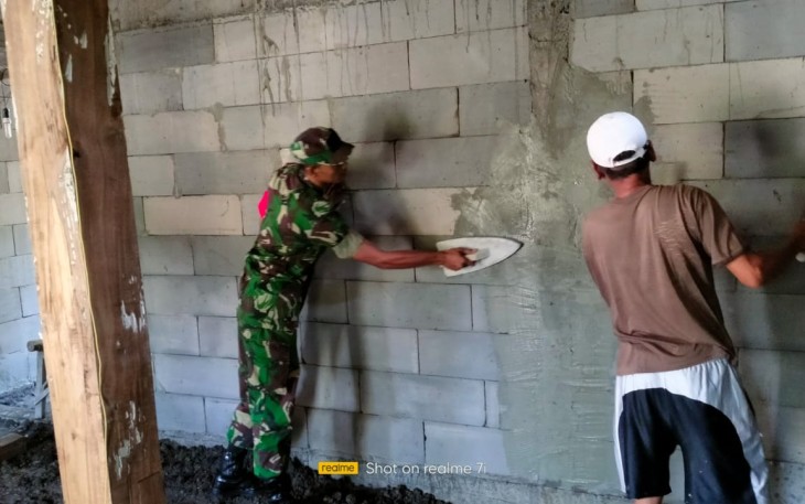 Babinsa Pilangkenceng Ikut Gotong royong Bangun Rumah Warga