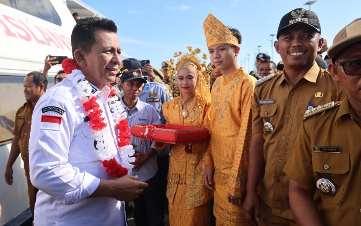 Gubernur Kepulauan Riau H. Ansar Ahmad didampingi jajaran kepala Organisasi Perangkat Daerah (OPD) saat melakukan kunjungan kerja 