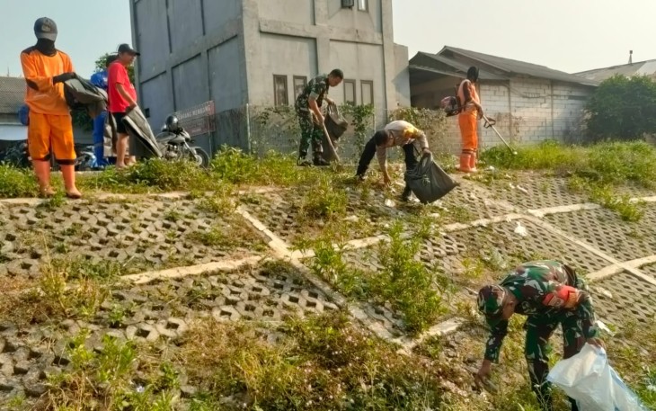 Karya Bakti Koramil Cipayung Bersama Dinas SDA dan PPSU Bersihkan Waduk Situ Munjul