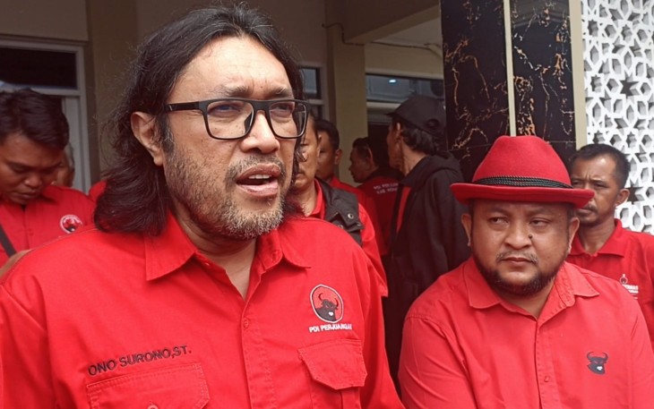 Ketua DPD PDIP Jabar Ono Surono saat diwawancarai awak media.