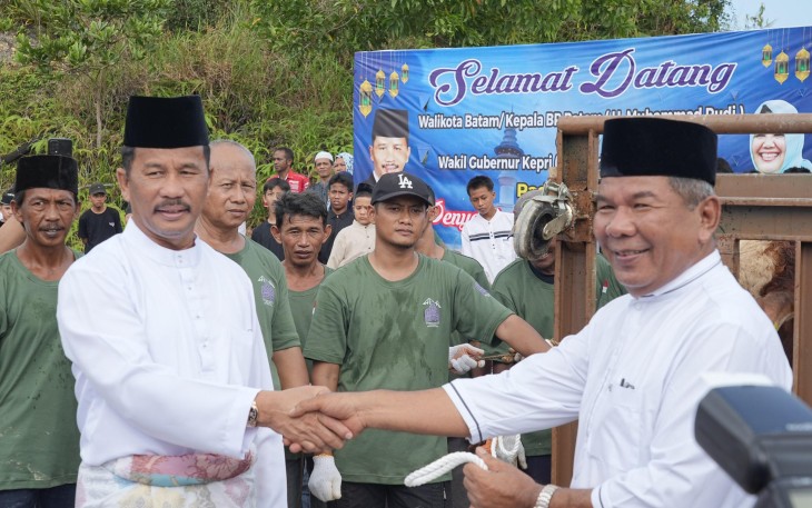 Kepala BP Batam/Walikota Batam, Muhammad Rudi menyerahkan secara simbolis hewan qurban, pada Senin (17/6/2024). 