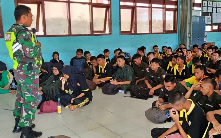 Babinsa Sangasanga Giat Wasbang SMKN 1 