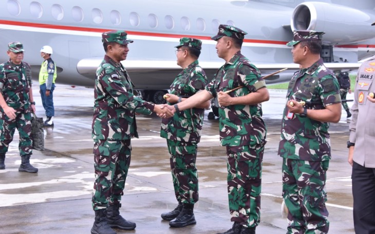 Komandan Kodiklatal (Dankodiklatal) Letjen TNI Nur Alamsyah menyambut kedatangan Panglima TNI Jenderal TNI Agus Subiyanto didampingi Ketua Umum Ikatan Kesejahteraan Keluarga TNI Pragati Wira Anggini (IKKT PWA) Ny. Evi Shopia Indra Subiyanto, di Base Ops Lanudal Juanda, Sidoarjo, Jawa Timur, Jumat (01/03/2024)