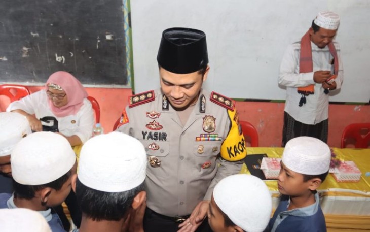 Para santri tampak berebut menyalami Kapolres Tapsel, AKBP Yasir Ahmadi, usai memberi motivasi di Yayasan Pendidikan Darul Akhiroh.