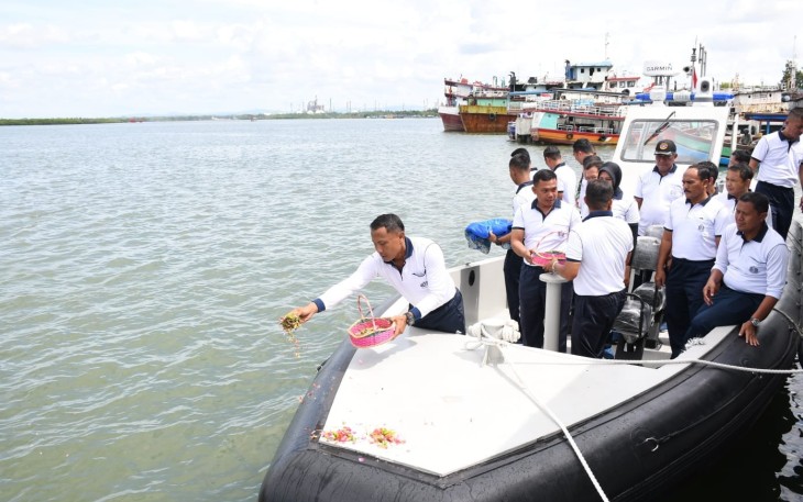 Danlanal Cilacap Kolonel Laut (P) Bambang Subeno memimpin Tasyakuran satu unit RBB tersebut di Dermaga Sleko Satkamla Lanal Cilacap.