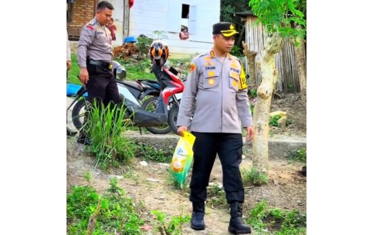 Kapolres Tapanuli Selatan AKBP Yasir Ahmadi, SIK, MH Bawa Beras Sendiri untuk Warga Pra Sejahtera