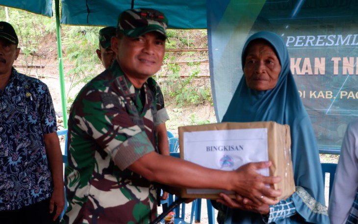 Dandim 0801/Pacitan saat memberikan bantuan berupa paket sembako kepada masyarakat kurang mampu pada acara Vicon Peresmian 1.898 Titik Air Bersama Kasad