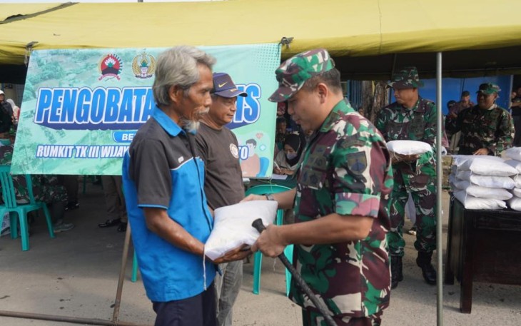 Danrem 071/Wijayakusuma Kolonel Czi Mohammad Andhy Kusuma, S.Sos., M.M., M.Han., selaku pimpinan apel pada pelaksanaan kegiatan bakti sosial dan karya bakti dalam rangka Pemilu Damai di wilayah Kecamatan Karanglewas Kabupaten Banyumas, Selasa (9/1/2024)