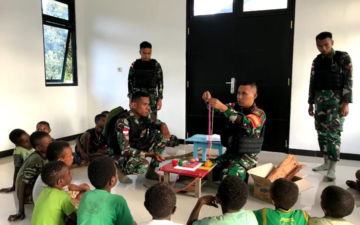 Satgas Yonif 310/KK saat Ajarkan Kerajinan Tangan dan Mewarnai pada Anak-Anak Papua