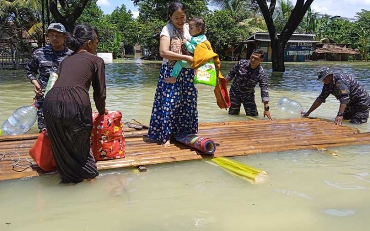 Lanal Semarang Terus Bantu Korban Banjir di Kabupaten Demak 