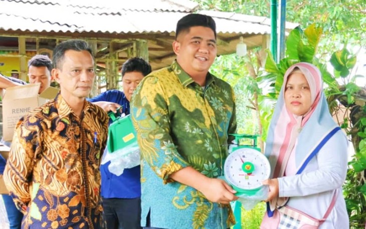 Bupati Roby saat Serahkan Timbangan kepada  Kelompok Usaha Ekonomi Produktif