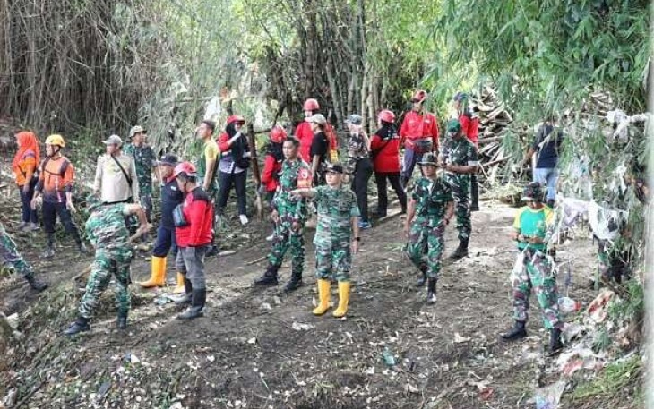 Dandim 0833/Kota Malang Letkol Arm Aris Gunawan tinjau langsung pelaksanaan karya bakti pembersihan sungai Amprong, Jum'at (27/12)