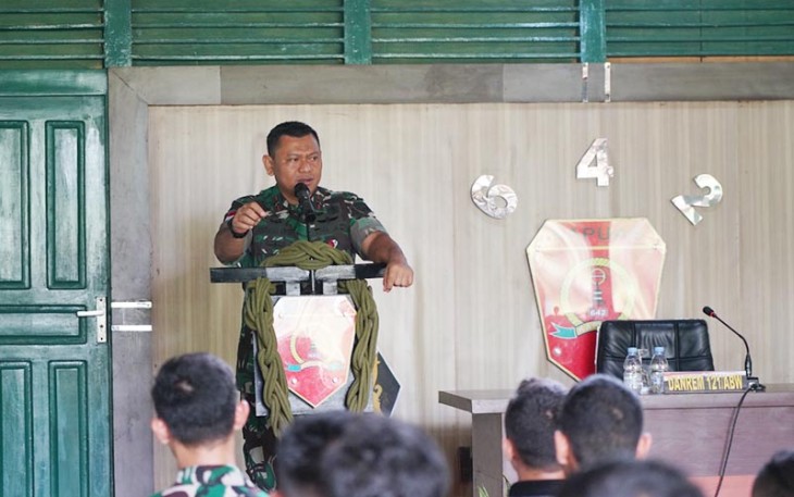 Komandan Korem 121/Abw Brigjen TNI Luqman Arief, S.I.P., saat memberikan pengarahan kepada seluruh prajurit Yonif 642/Kps, bertempat di Mayonif 642/Kps, Sintang, Kalimantan Barat, Rabu (03/01/2024).