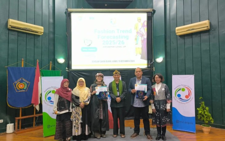 Pemberian penghargaan kepada stakeholder pendukung seminar Forecasting Trend Fashion di Aula Cakra Buana