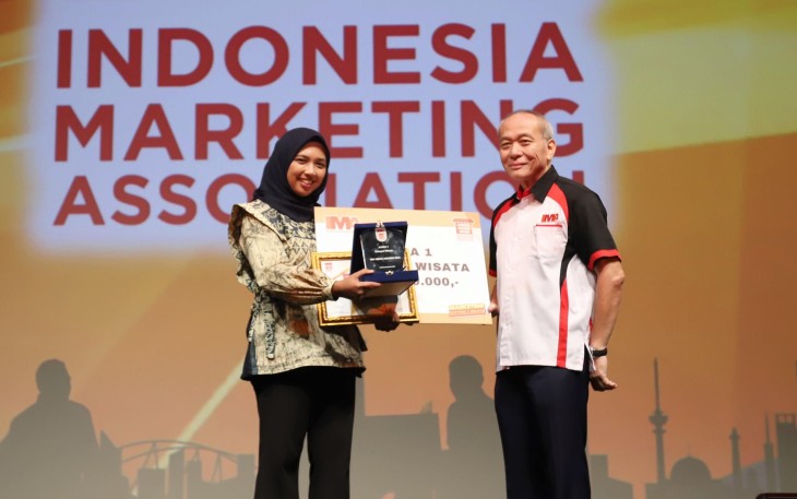 Penyerahan hadiah juara 1 IMA UMKM Award 2024 Kategori Wisata secara simbolis oleh President IMA, Suparno Djasmin (kanan), kepada Yuliza Zen (kiri) sebagai Founder dari Desa Wisata Kubu Gadang.