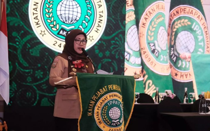 Penjabat (Pj) Sekretaris Daerah (Sekda) Kota Depok Nina Suzana membuka kegiatan Konferensi Wilayah (Konferwil) Jawa Barat (Jabar) Ikatan Pejabat Pembuat Akta Tanah (IPPAT) 2024 di Ballroom The Margo Hotel, Kamis (14/11/24)