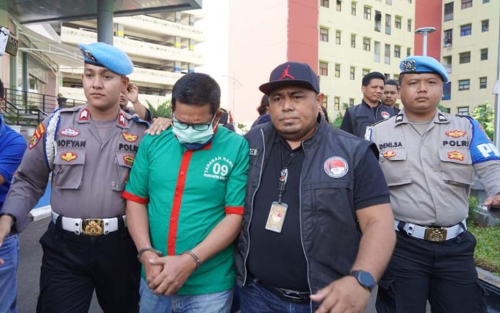 Artis Ibra Azhari saat dikawal polisi untuk jalani pemeriksaan kesehatan.