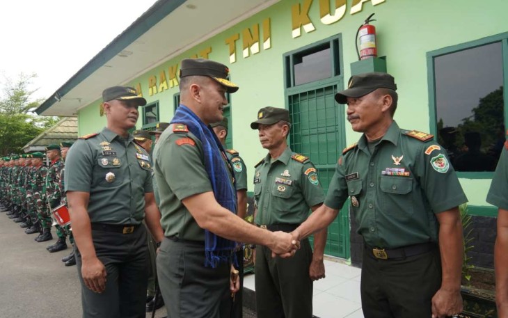 Danrem 064/MY Brigjen TNI Fierman Sjafirial menyalami prajuritnya di Kodim Lebak, Selasa (2/1)