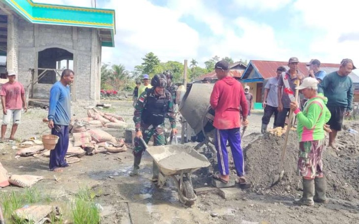 Gotong royong bangun masjid di perbatasan 