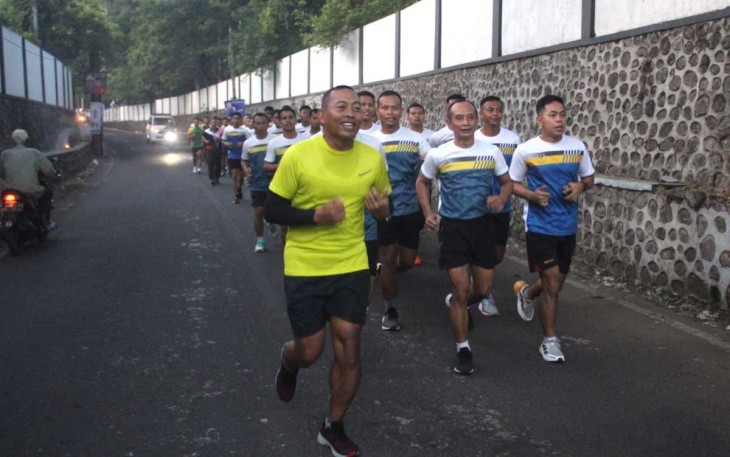 Kasmenarmed 2 Kostrad Letkol Arm Siswo Budiarto saat pimpin lari bersama prajuritnya, Kamis (4/1)