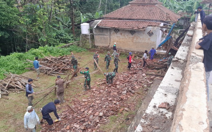 TNI Bantu Kesulitan Masyarakat Terdampak Bencana Gempa Sumedang 