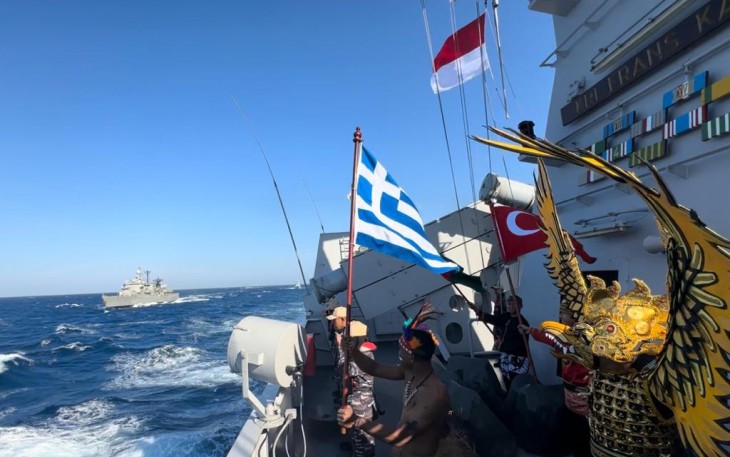 KRI Frans Kaisiepo-368 di Laut Mediterania dengan Bendera PBB