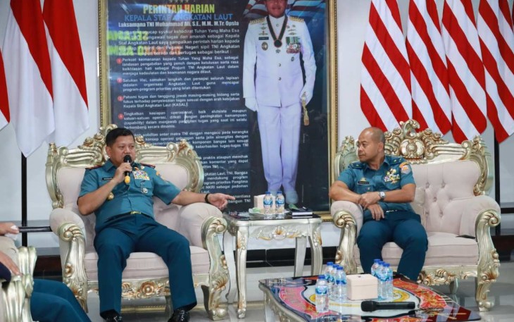 Pangkoarmada III Laksamana Muda TNI Hersan saat memberikan breifing, Senin 8/1