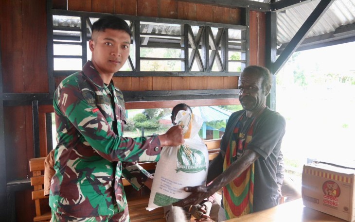 Bantuan satgas Yonif PR 330 kepada masyarakat 