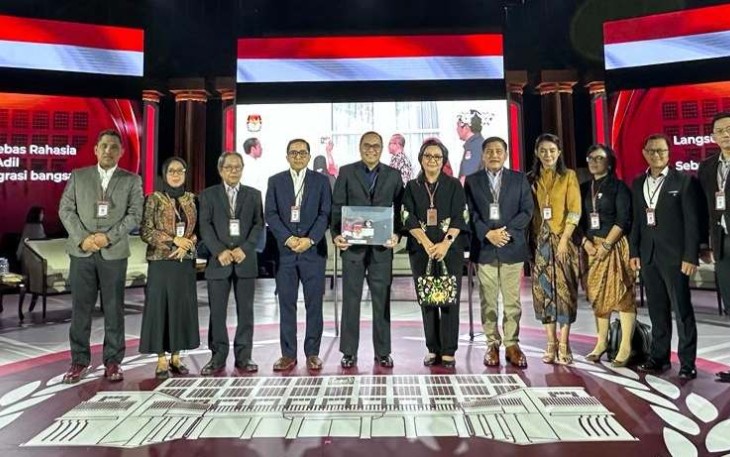 Dokumentasi: Foto bersama Dr. Ian dan panelis lainnya dalam Debat Capres 2024 pada Minggu, 07 Januari 2024