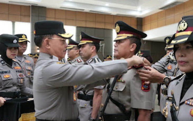 Kapolda Sumbar Irjen Pol Suharyono melantik pejabat di jajaran Polda Sumbar, Jum'at (12/1)
