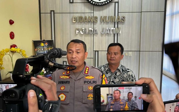 Kabid Humas Polda Jatim Kombes Dirmanto saat memberikan keterangan pers, Jum'at (12/1)