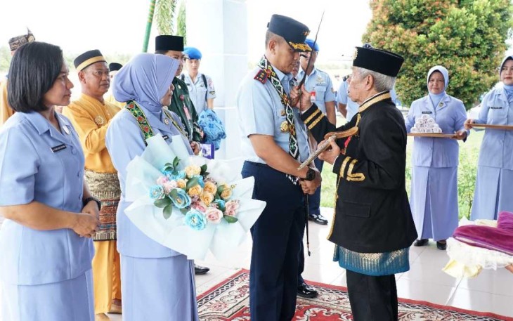 Pangkoopsud I Marsda TNI Mohammad Nurdin saat tiba di Lanud Iskandar, Pangkalan Bun, Kalimantan Tengah, Kamis (11/1)