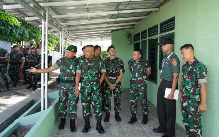 Pangkostrad Mayjen TNI Muhammad Saleh Mustafa saat menerima pemaparan pembangunan rumdis di Batalyon Satria Sandi Yudha Kostrad, Cilodong Depok, Selasa (16/1)